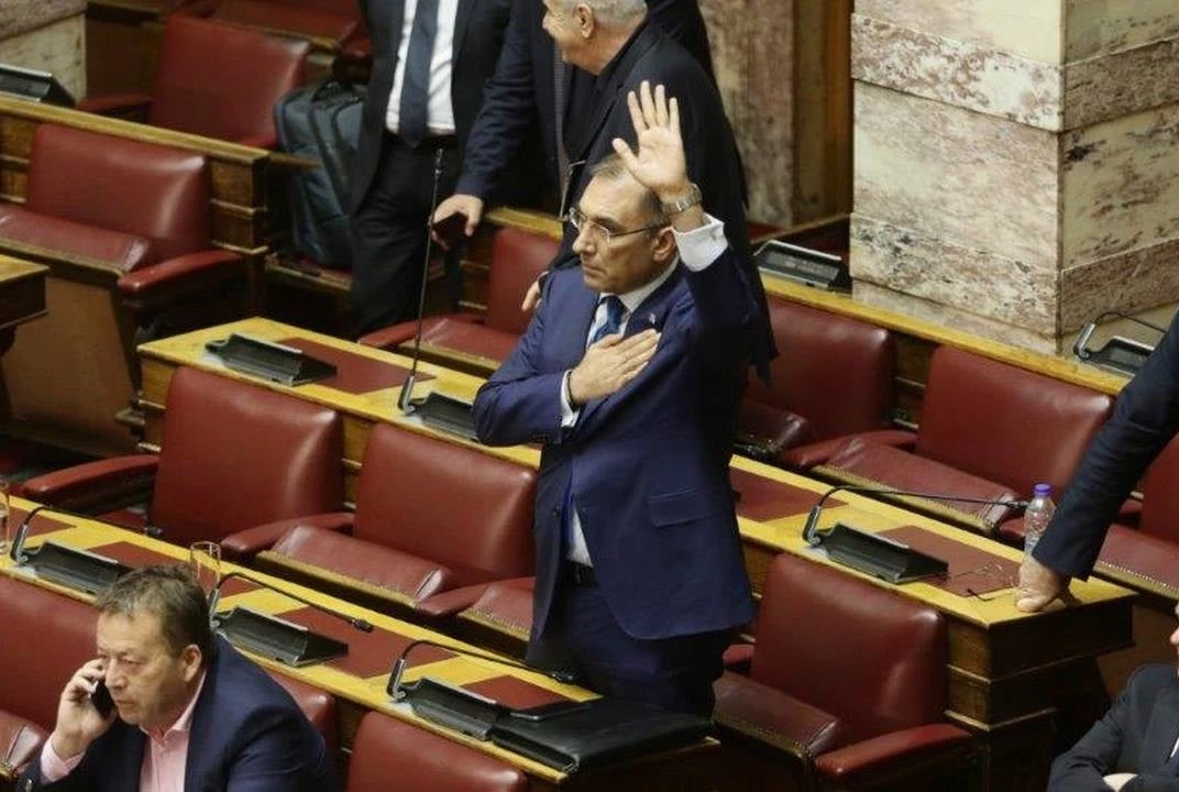 Οργή κατά Π. Καμμένου: Εντονες αντιδράσεις από τον κόσμο – Δ. Καμμένος: «Για την Πατρίδα, για την Μακεδονία μας» – Αρχίζει το ξήλωμα στο πουλόβερ των ΑΝΕΛ